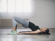 6 упражнений для женщин в пременопаузу, которые помогут сохранить плотность костей — видео