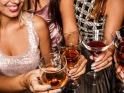 8 способов, как меньше пить в сезон праздников, даже если вам сложно сказать «нет»