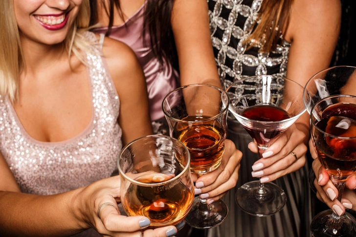 8 способов, как меньше пить в сезон праздников, даже если вам сложно сказать «нет»