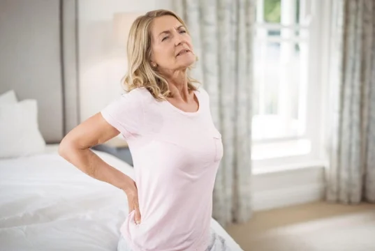 И голова, и колени: эти две черты характера заставляют человека страдать от хронической боли