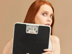 Спокойно, это не жир: как быстро избавиться от плюса на весах после праздников