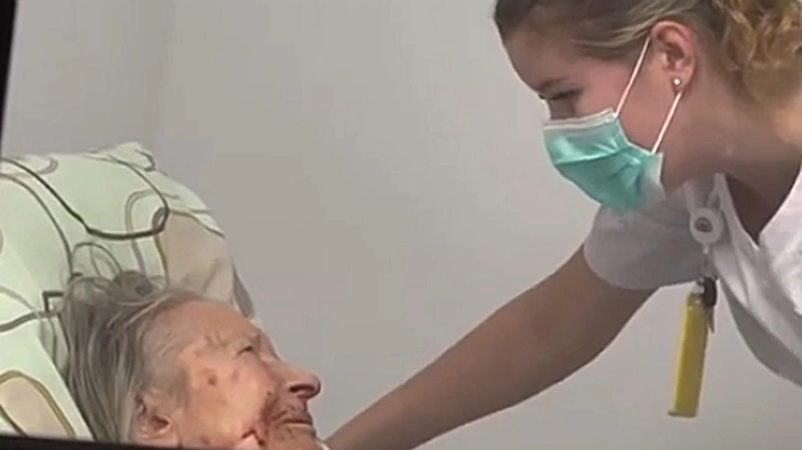 «Страшно? Не бойся»: медсестра прославилась в соцсетях, когда успокаивала пациентку песнями