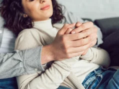 Врач Нечаева назвала 3 причины, почему женщины мерзнут сильнее мужчин