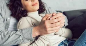 Врач Нечаева назвала 3 причины, почему женщины мерзнут сильнее мужчин