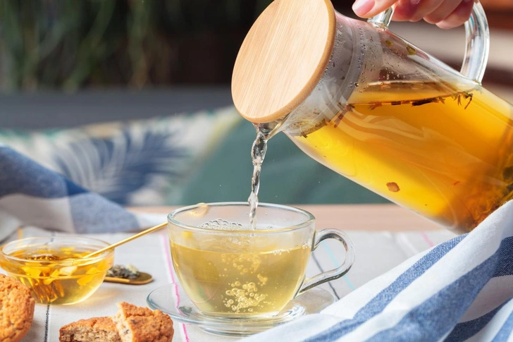 Вылить или выпить: через сколько часов после заваривания чай превращается в отраву