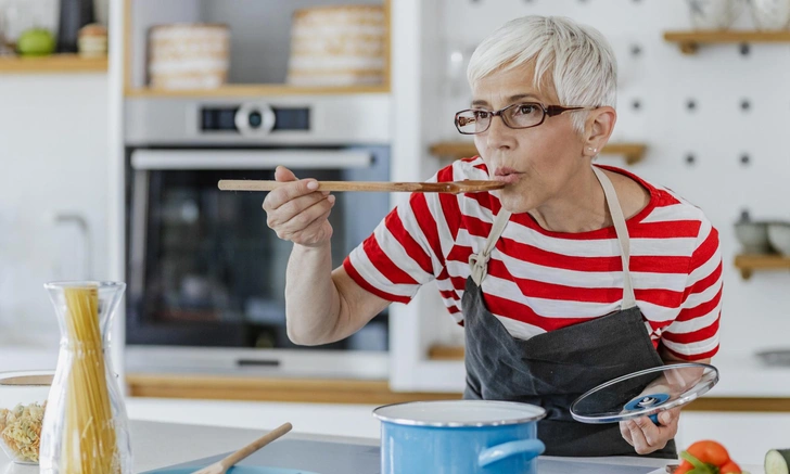 10 продуктов для здоровья после 55 лет: листовая зелень и ягоды в рационе