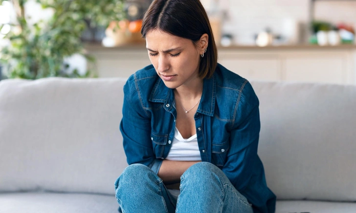 Что делать, если под конец дня пучит и болит живот, объяснила врач Пургина