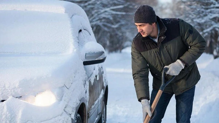 Как правильно расчищать снег лопатой, чтобы не надорвать спину