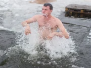 Лед тронулся: контролируемый шок и еще 3 примера реальной пользы крещенских купаний