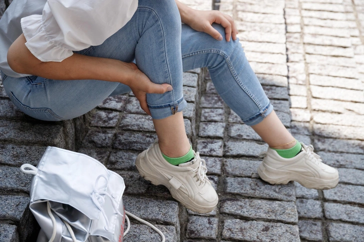 Они будто горят: на какие заболевания может указывать жжение в ногах