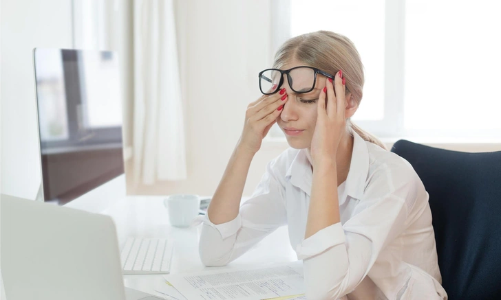 Постоянно дергается веко: врач назвала причины, когда это особо опасный симптом