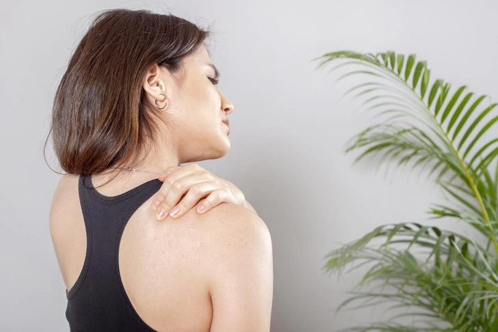 Причины боли между лопатками: что с этим делать