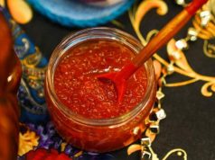 Роскачество обнаружило кишечную палочку в лососевой икре пяти марок: реакция производителей