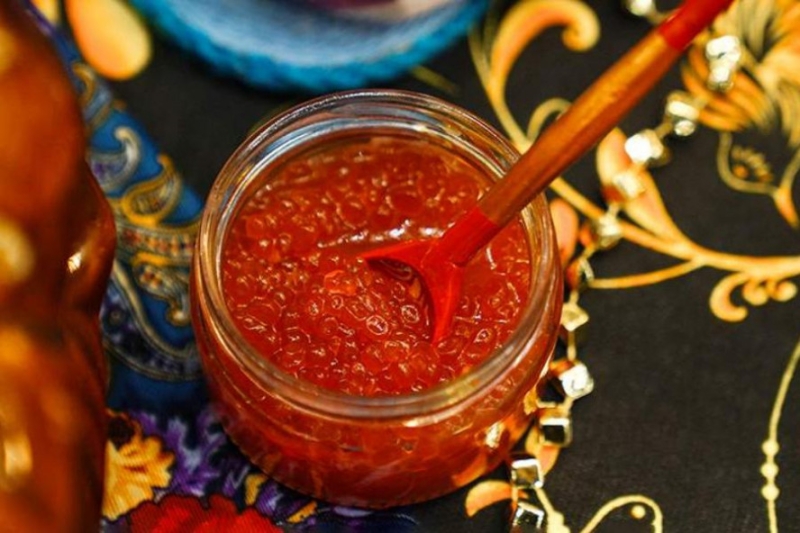 Роскачество обнаружило кишечную палочку в лососевой икре пяти марок: реакция производителей