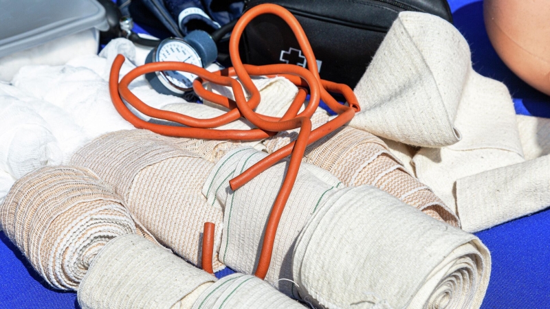 Военный хирург рассказал о преимуществах жгута при наружных кровотечениях