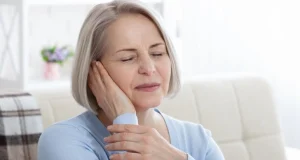 Звон в ушах? Избавьтесь от ватных палочек. Вот как правильно убрать ушную серу