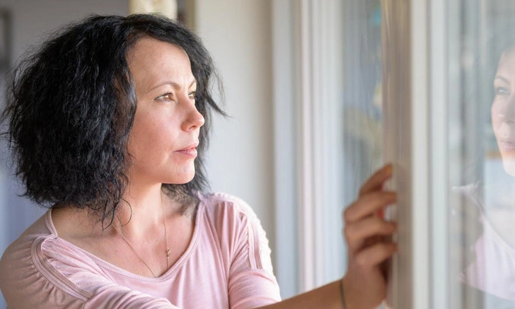 8 симптомов эстрогеновых качелей, из-за которых после 40 лет все валится из рук