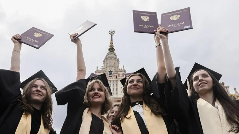 Более трети выпускников российских вузов слишком образованны для своей работы