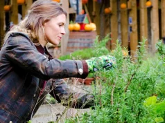 Что за болезнь «локоть теннисиста», которая грозит домохозяйкам и дачникам