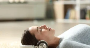 Как вытряхнуть из головы «ушного червя», доводящего до депрессии, рассказал психиатр Сычев