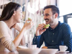 Лежать, запивать холодным, курить и еще 3 привычки после еды, от которых надо отказаться