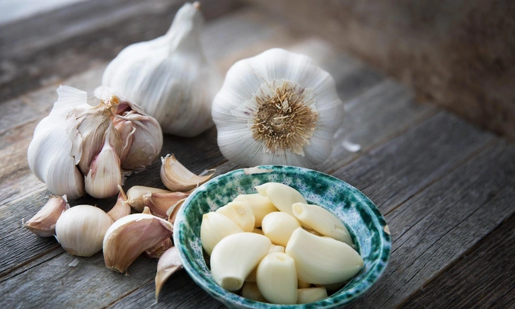 Научный прием и кулинарная уловка, как есть чеснок, чтобы не пахнуть и не болеть