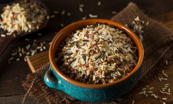 Названа научная причина, почему рис нельзя варить в большом количестве воды