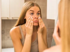 Офтальмолог Чуганова объяснила, как правильно закапать капли в глаза