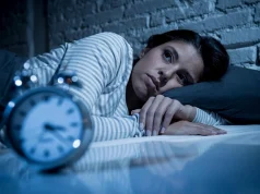 Почему трудно уснуть на новом месте, даже если очень устали, выяснили в Университете Нагои