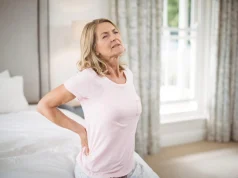 Прострел в спине, который отдает в ногу: первая помощь, если к врачу сразу не попасть