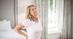 Прострел в спине, который отдает в ногу: первая помощь, если к врачу сразу не попасть