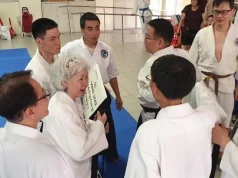 В 60 лет эта женщина с больными коленями начала заниматься айкидо. Теперь ей 73, и у нее черный пояс