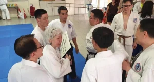 В 60 лет эта женщина с больными коленями начала заниматься айкидо. Теперь ей 73, и у нее черный пояс