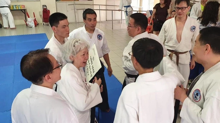 В 60 лет эта женщина с больными коленями начала заниматься айкидо. Теперь ей 73, и у нее черный пояс