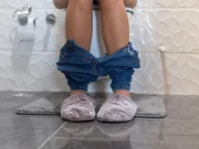 Зеленый стул у взрослого: инфекционист Сережина назвала три главные причины