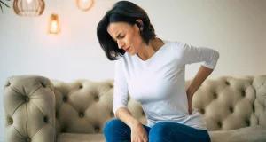 Женщина жаловалась на боль в спине из-за неудобного матраса — оказалось, это был рак