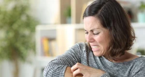 Зуд тела по ночам у 53-летней женщины оказался симптомом отказа печени