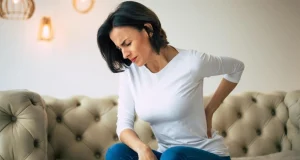 Боль в пояснице может быть симптомом рака желудка. Вот с чем это связано