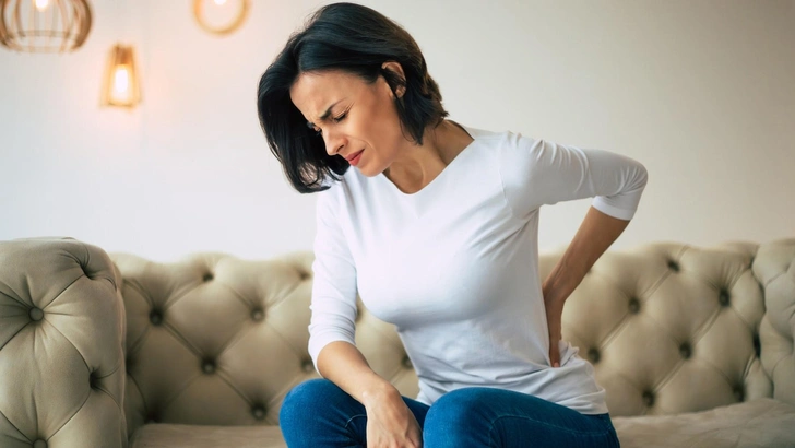 Боль в пояснице может быть симптомом рака желудка. Вот с чем это связано