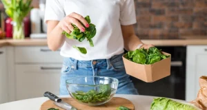 Для сердца, сосудов, костей и глаз: кому особенно полезен шпинат