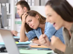 Если все раздражает и часто болит голова: 4 гормона, на которые влияет нехватка витамина D