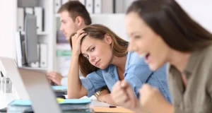 Если все раздражает и часто болит голова: 4 гормона, на которые влияет нехватка витамина D