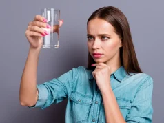 Гастроэнтеролог Меньщикова раскрыла, работает ли домашний тест на ГЭРБ со стаканом воды
