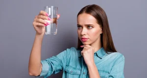 Гастроэнтеролог Меньщикова раскрыла, работает ли домашний тест на ГЭРБ со стаканом воды