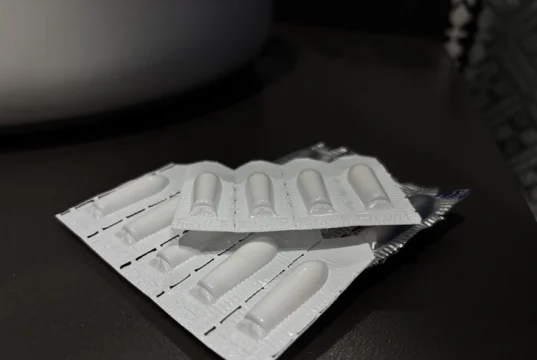 Как правильно ставить свечи ректально взрослому и ребенку — инструкция от врачей