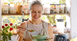 Как запустить пищеварение без аптечных ферментов: 5 советов врача-гастроэнтеролога