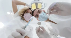 Можно ли пить алкоголь после удаления зуба, объяснил стоматолог Башуров