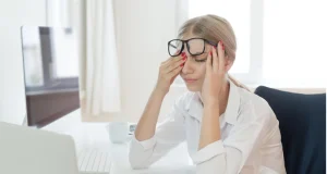 Мушки, круги, нитки перед глазами: причины их появления (некоторые очень опасны)