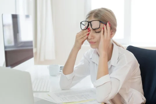 Мушки, круги, нитки перед глазами: причины их появления (некоторые очень опасны)