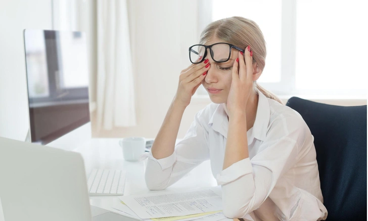 Мушки, круги, нитки перед глазами: причины их появления (некоторые очень опасны)